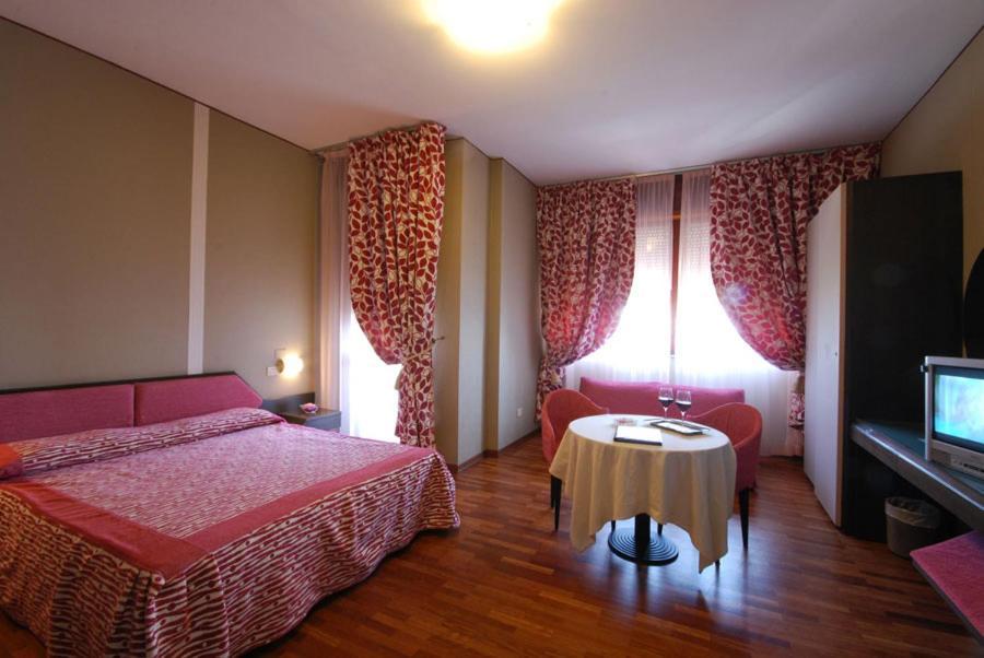 Hotel Bristol Pesaro Exterior foto