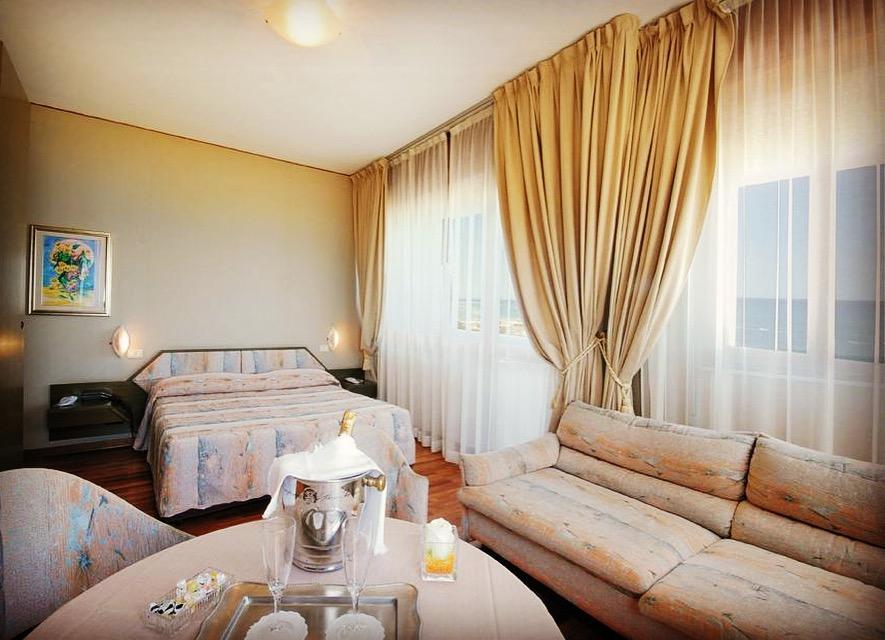 Hotel Bristol Pesaro Exterior foto